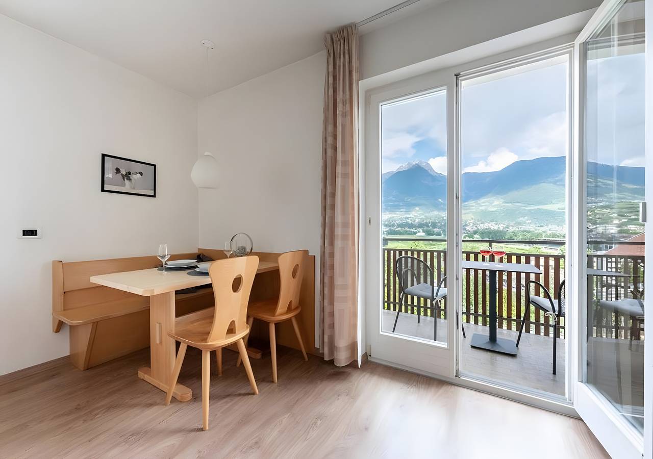 Appartamento intero, Appartamento 'Freiblick Klein' con vista montagna, terrazza condivisa e Wi-Fi in Marlengo, Gruppo Ortles-Cevedale