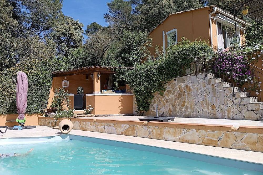 Apartamento entero, Estudio encantador con piscina para 4 personas. in Évenos, Region de Toulon