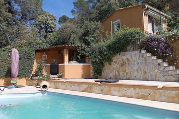 Gîte pour 2 personnes, avec jardin et terrasse à Évenos