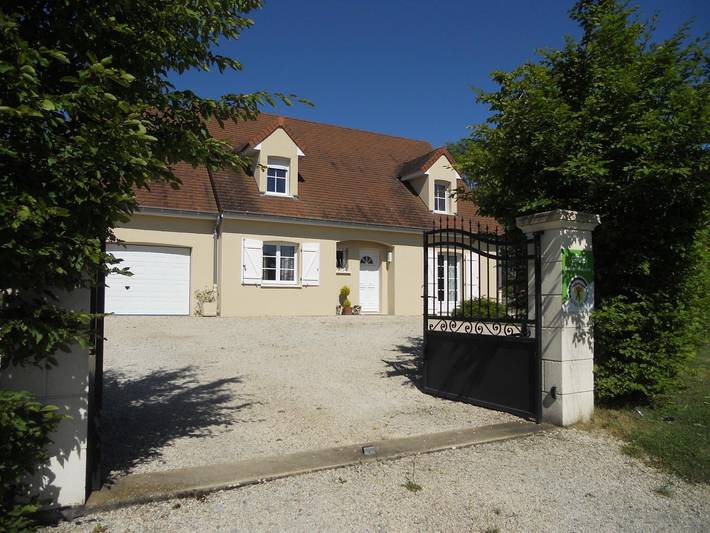 Gîte pour 7 personnes, avec jardin et terrasse à Demigny