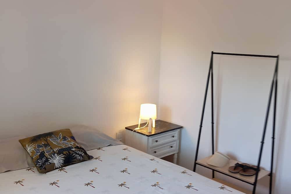 Chalet with a pool, barbecue, and spacious lot in Llíria, Valencia Provinz