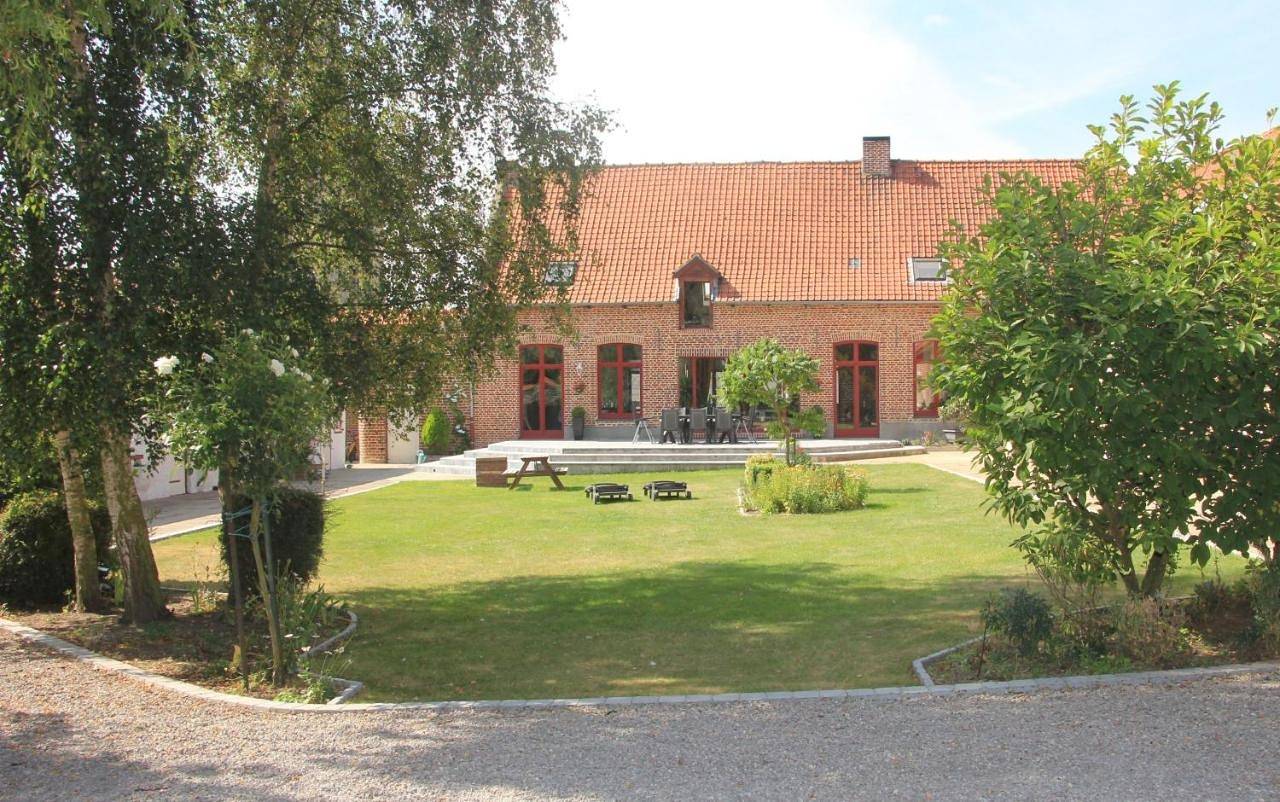 Large room with double bed or twin beds in Steenvoorde, Région de Dunkerque