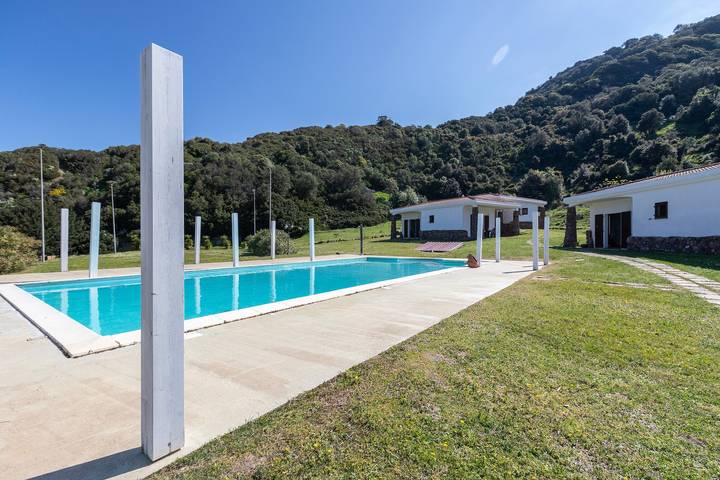 Ganze Wohnung, Doppelzimmer mit Pool, Bergblick, Gemeinschaftspool und Klimaanlage in Tergu, Sassari Provinz