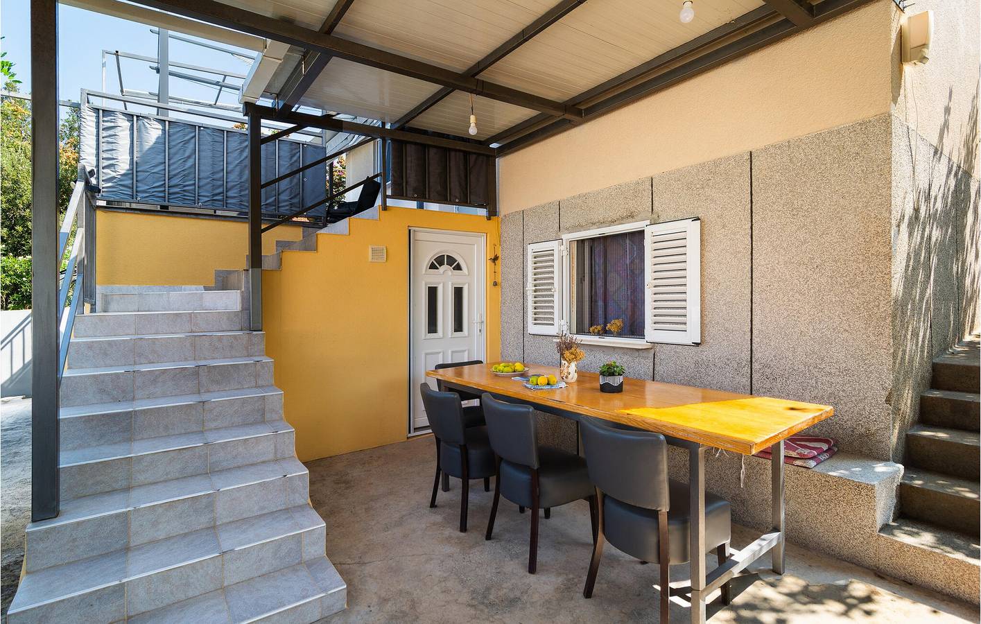 Ganze Ferienwohnung, Wohnung an der Küste mit Meerblick, Terrasse und in der Nähe von Necujam in Necujam, Solta