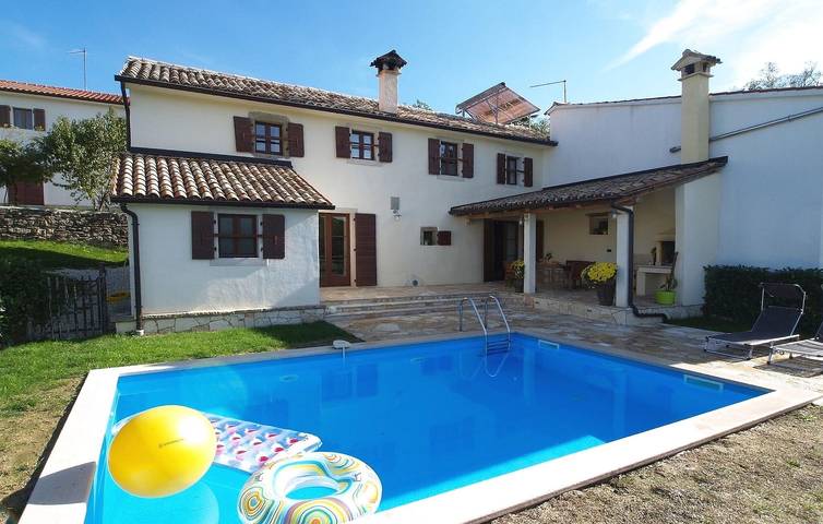 Ferienhaus für 6 Personen, mit Pool und Garten sowie Terrasse, mit Haustier