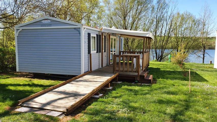 Camping pour 8 personnes, avec vue sur le lac et piscine ainsi que jardin et vue