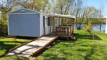 Gîte pour 8 personnes, avec piscine et vue sur le lac ainsi que vue et jardin dans Lac de Bairon