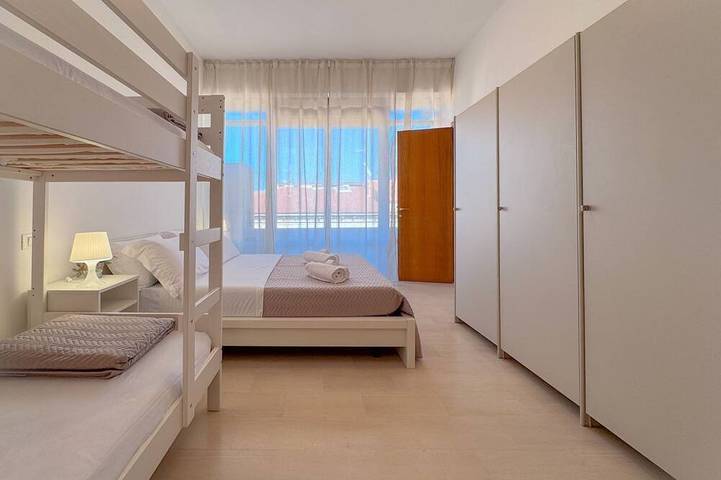 Appartement entier, Cozy apartment in the heart of Civitanova Marche, located on Viale Vittorio Veneto 13, on the third floor of a building with elevator. Just a short walk from the beach and the town’s pedestrian area, it's the perfect choice for families, couples, or sm in Giovanni e Anna, Civitanova Marche