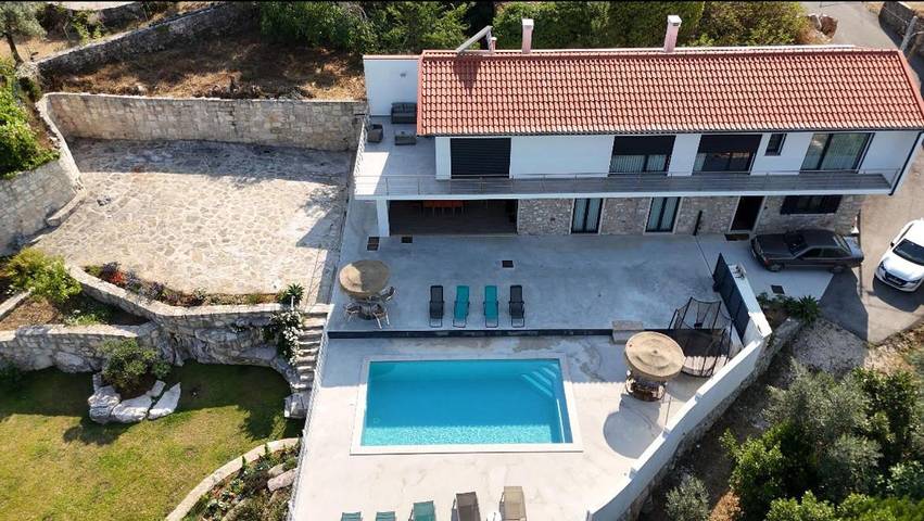 Location de vacances pour 8 personnes, avec Balcon et Terrasse ainsi que Jardin et Piscine dans Santiago da Guarda