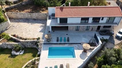 Location de vacances pour 8 personnes, avec vue ainsi que jardin et piscine dans Santiago da Guarda