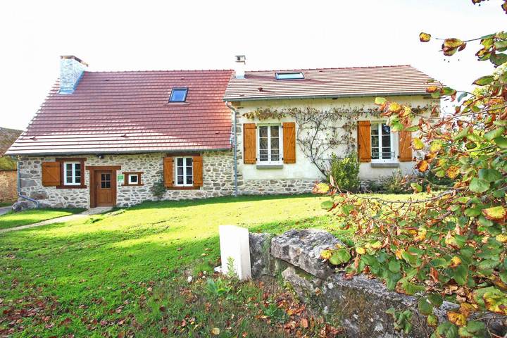 Gîte pour 9 personnes, avec terrasse ainsi que jardin et piscine à Meuzac - 3