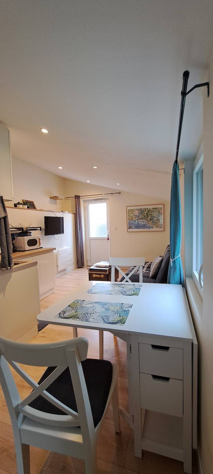 Ganze Wohnung, Ferienhaus 'Ty Melen' mit Gemeinschaftsterrasse, Gemeinschaftsgarten und WLAN in Locmiquélic, Côte des Mégalithes