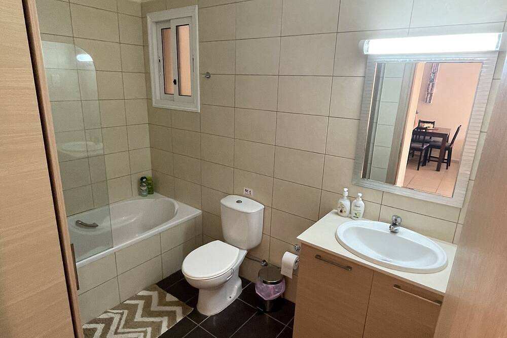 Ganze Wohnung, Modern ground floor apartment with patio, pool and tennis court in Πύλα, Larnaca Bezirk