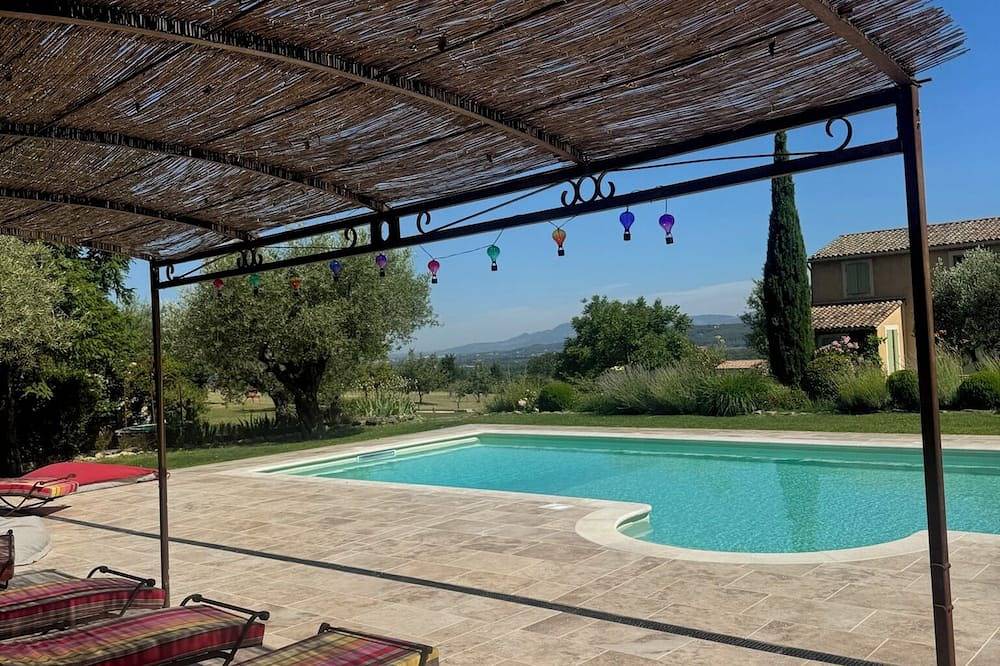 \"Terre des Ocres\" Room, garden view, private bathroom, pool in Saint-Didier, Parc naturel régional du Mont-Ventoux