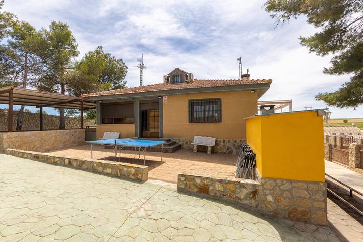Casa rural para 22 personas, con Jardín en Uclés