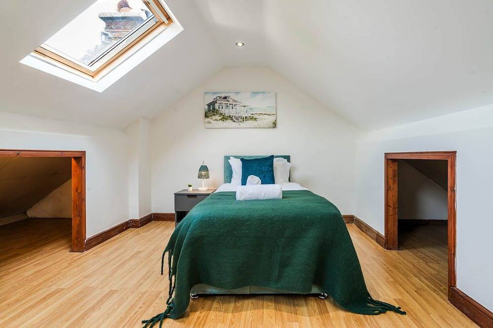 Honeysuckle House · Honeysuckle House 5Br Crawley in Crawley, West Sussex