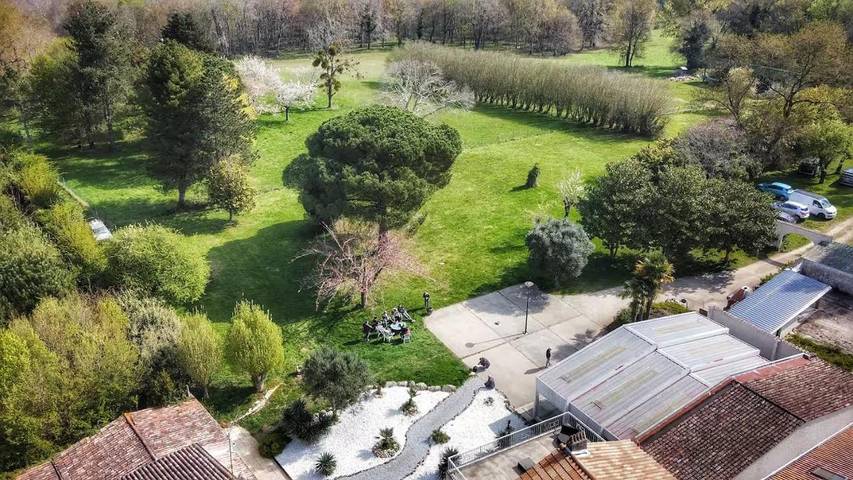 Location de vacances pour 18 personnes, avec jardin ainsi que vue et piscine à Saint-Sornin - 3