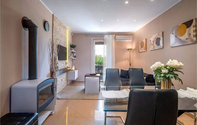 Spacious 2BR Apartment with Terrace & Wi-Fi, 2km to City Center in Labin City, Labin