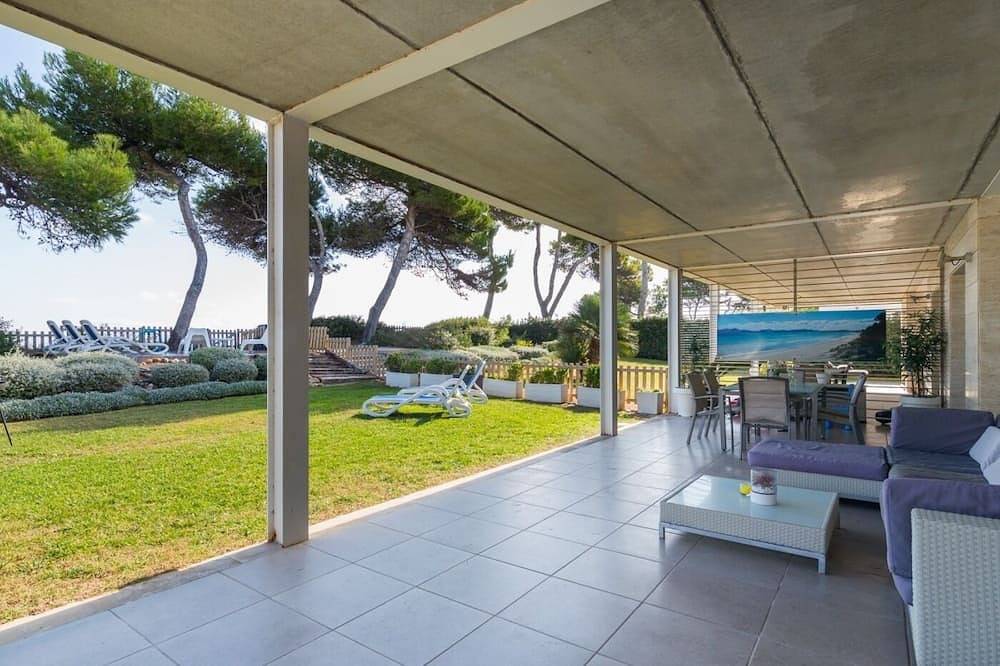 Las Gaviotas - Spectacular beachfront villa with garden in Platja de Muro in Playa de Muro, Muro