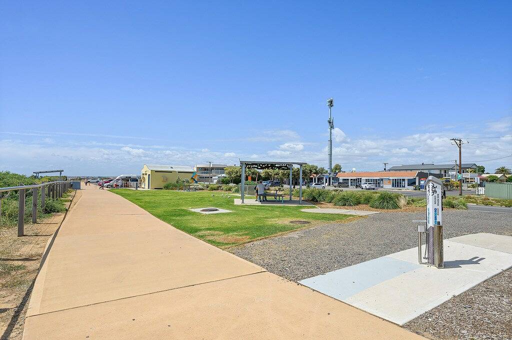 Aldinga Rose ~ Aldinga Beach - Homely Family Entertainer, 200m from the Beach ~ in Aldinga Beach, City of Onkaparinga