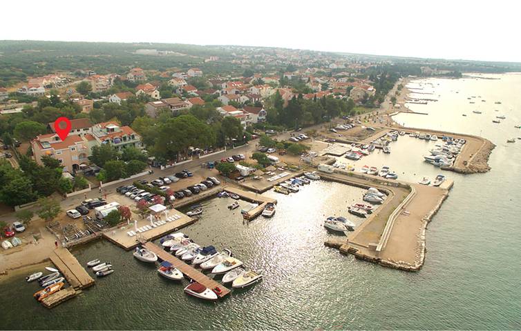 Ganze Ferienwohnung, Apartment am Meer mit Terrasse, WLAN und Küche – 500 m zum Strand in Plaža Morovička, Općina Sveti Filip i Jakov