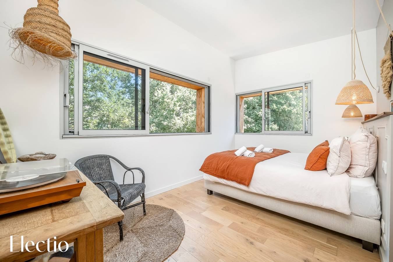 Entire holiday apartment, Cabane d’Ismou | Piscine & Design bois in La Roque-d'Anthéron, Aix-en-Provence region