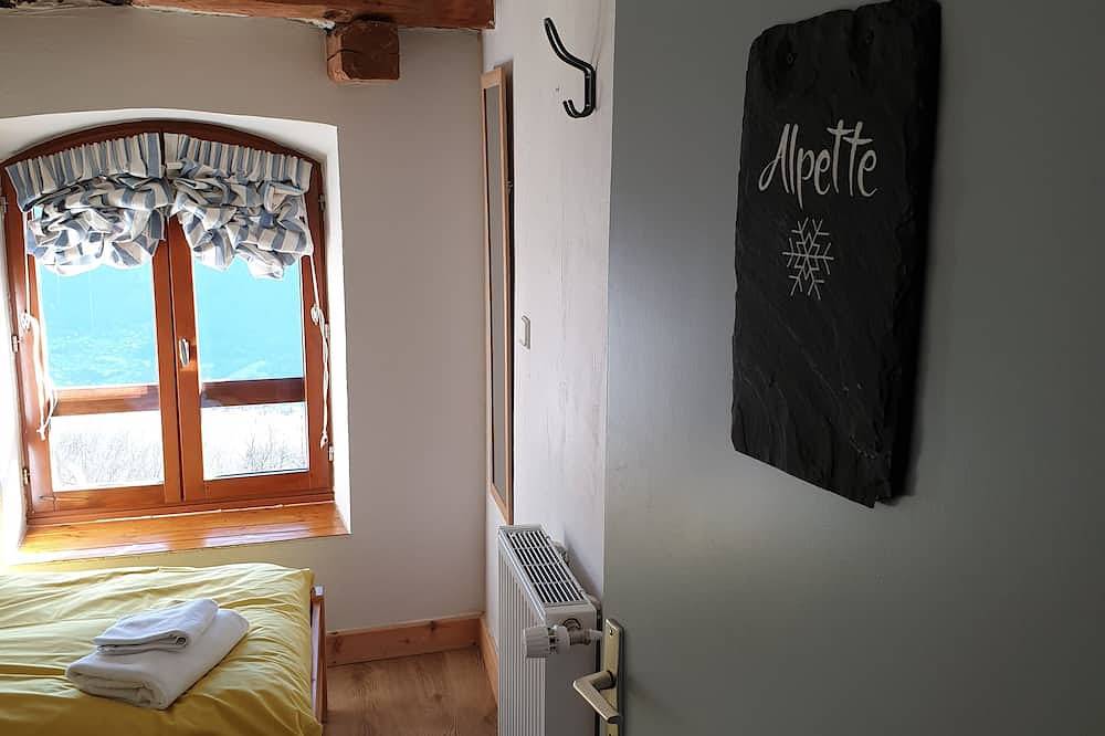 Spacious chalet for those who appreciate the 'great outdoors'.  2-18 persons in Villard-Reculas, Écrins National Park