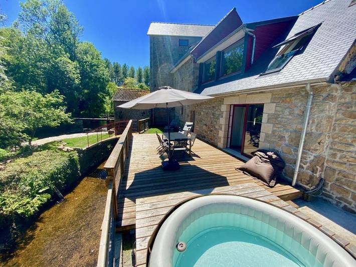 Location de vacances pour 4 personnes, avec Balcon et Jacuzzi ainsi que Terrasse et Jardin à Le Vieux-Marché