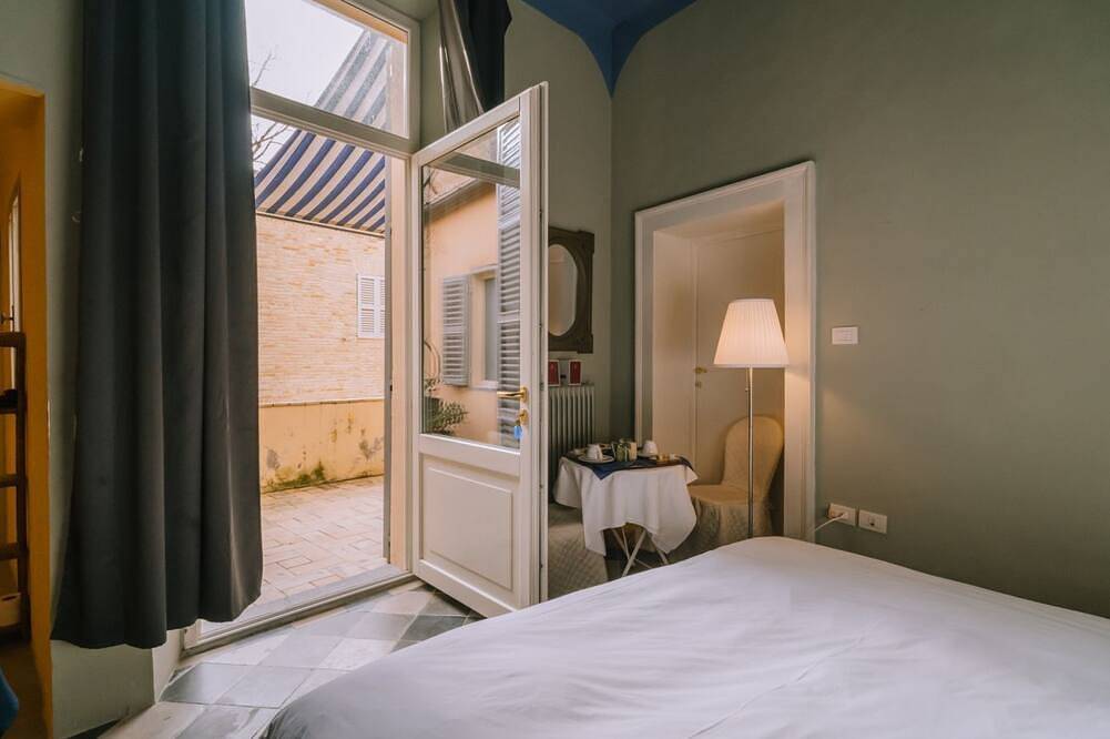 Room at Palazzo, terrace, historical center, 7 km from beaches. in Fermo (Village), Fermo
