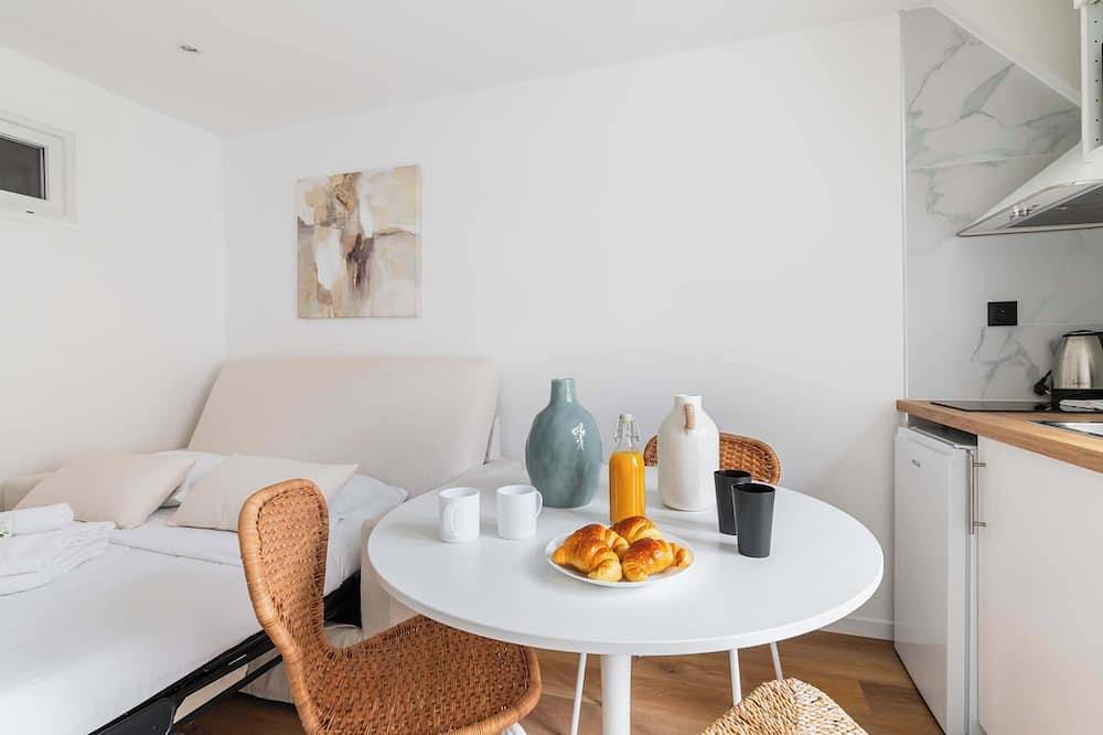 Entire apartment, Escapade urbaine Appartement Mairie des lilas in Les Lilas, Seine-Saint-Denis