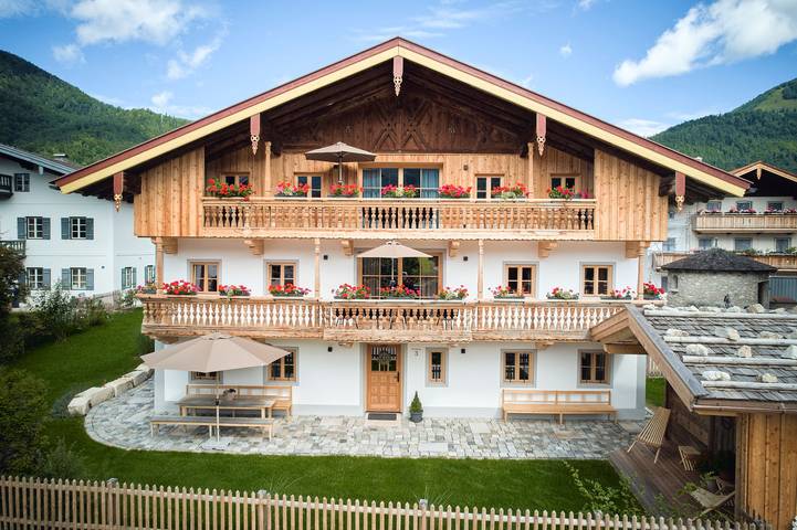 Ferienwohnung für 4 Personen, mit Balkon und Terrasse sowie Garten und Sauna in Schleching