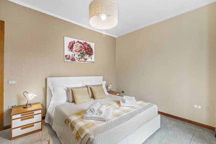 Appartement entier, Petalo Bianco: 100m from Lake, Parking and Balcony in Baveno, Comune di Baveno
