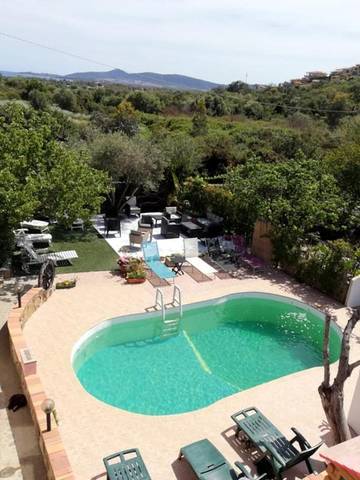 Ferienwohnung für 2 Personen, mit Pool und Garten sowie Ausblick, mit Haustier in Budoni