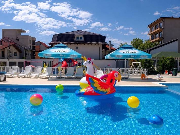 Maison d’hôte pour 3 personnes, avec Balcon et Terrasse ainsi que Jardin et Piscine