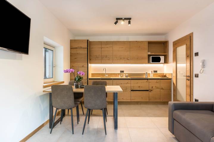 Apartamento inteiro, Apartamento 'Campanile Basso' com vista para a montanha, Varanda e Wi-Fi in San Lorenzo in Banale, Dorsino