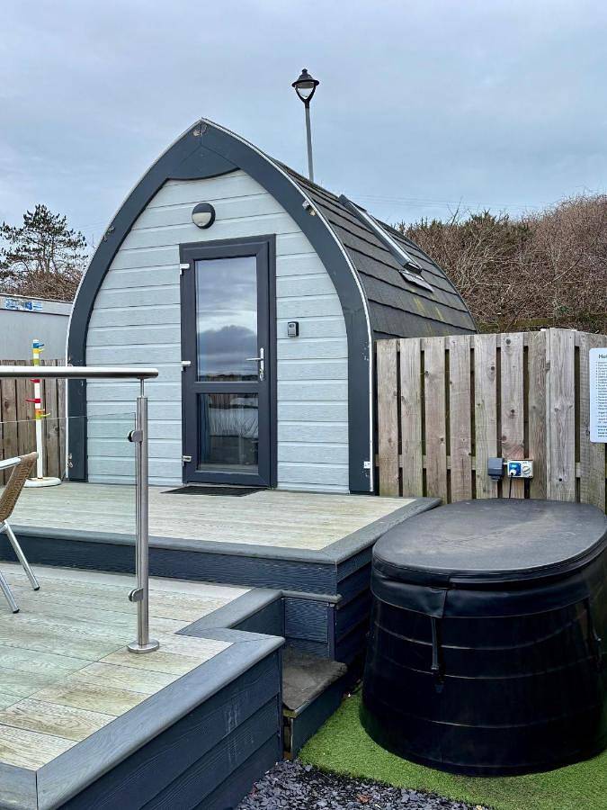 Camping for 2 people, with Balcony and Hot tub as well as Terrace and Pool in Wales