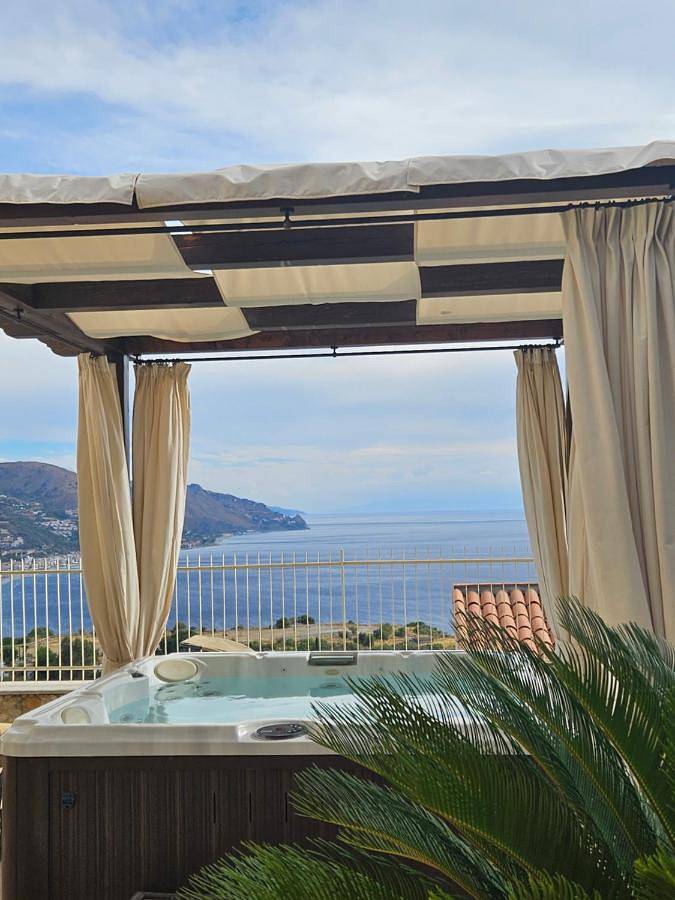 Villa pour 6 personnes, avec Jacuzzi et Terrasse ainsi que Jardin et Vue à Taormina - 2