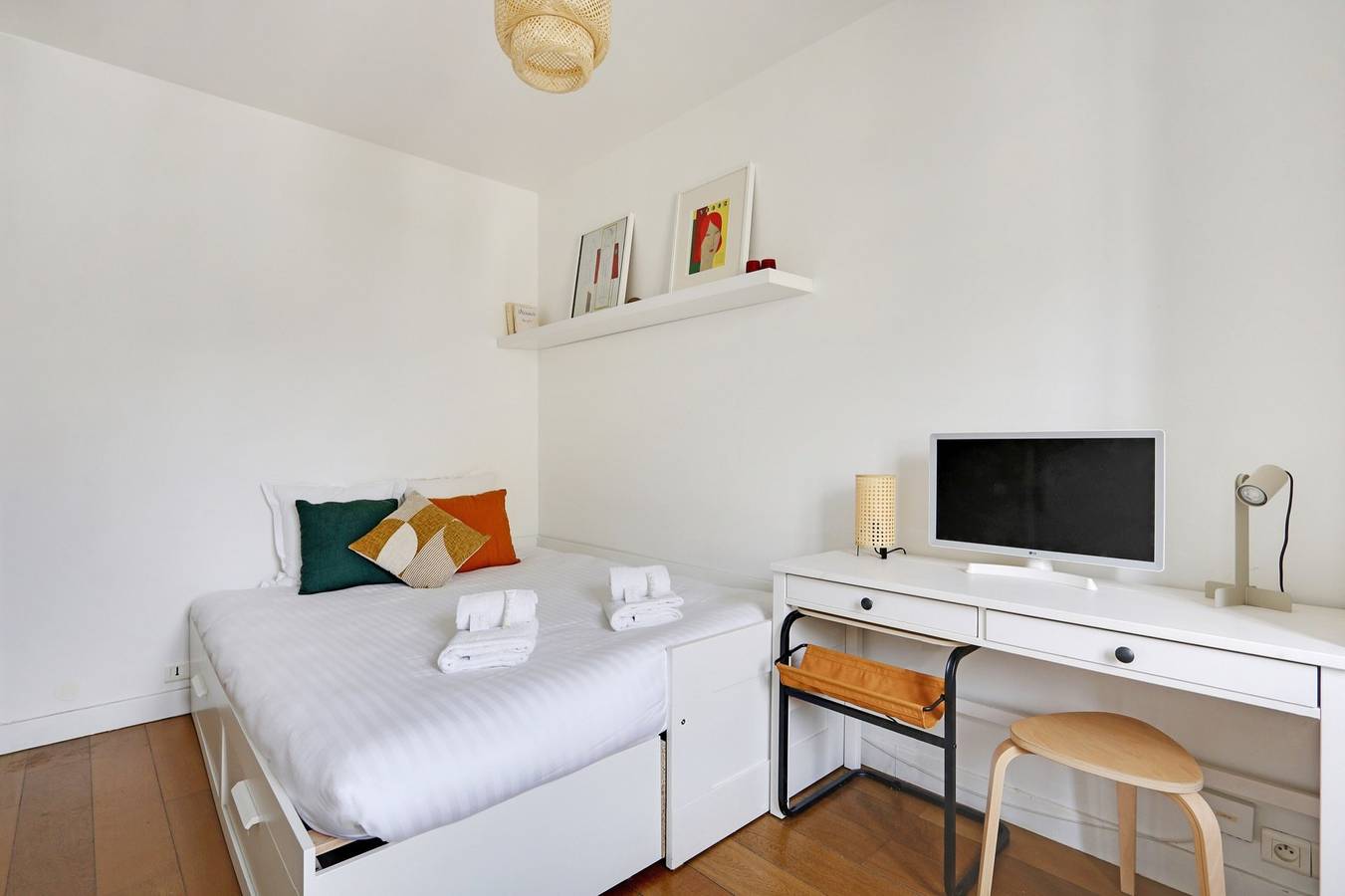 Entire studio, A Canal St Martin Lovely Room in 10th Arrondissement, Paris