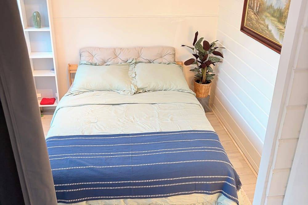 Serene Lake View Bungalow with Private Garden in Den Haag, Stadsgewest Haaglanden
