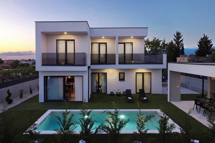 Ferienhaus für 8 Personen, mit Balkon und Terrasse sowie Garten und Pool in Poljica Brig