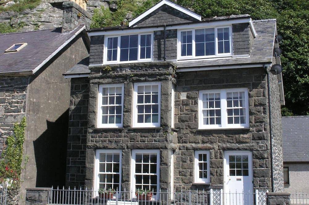 5*property At Harlech Is Situated At The Foot Of The Castle Sleeps 12 in Harlech, Snowdonia