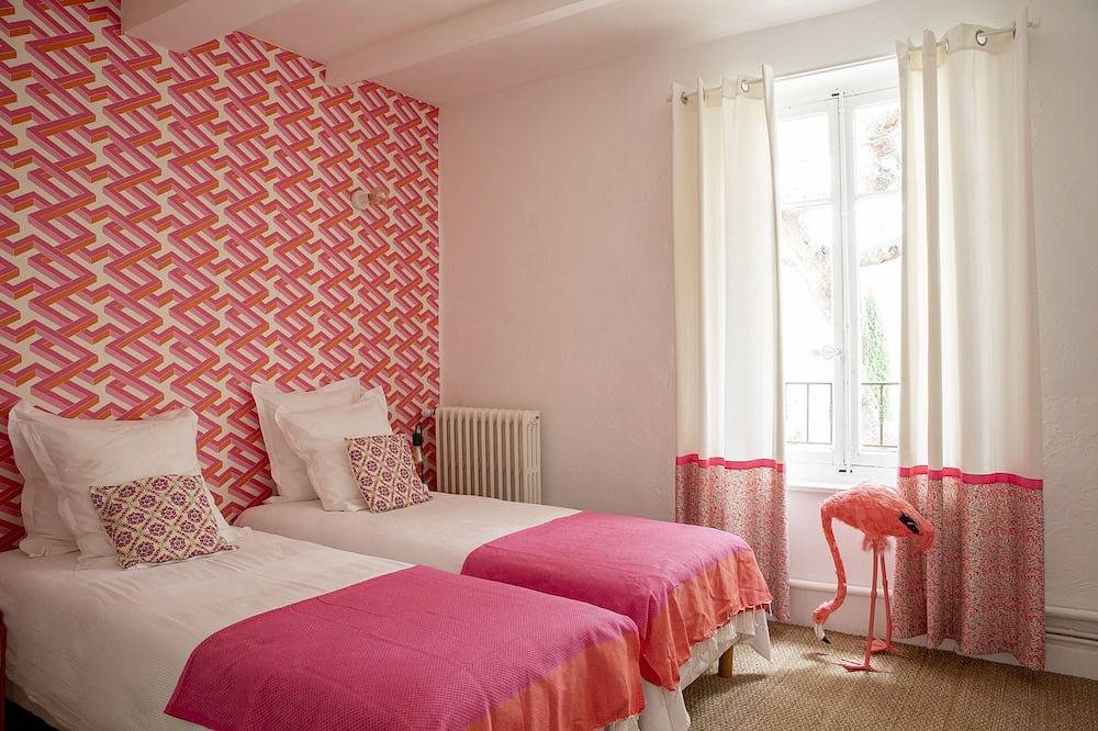 Countryside estate near Avignon, sleeps > 45, swimming pools, activities, garden in Carpentras, Parc naturel régional du Mont-Ventoux