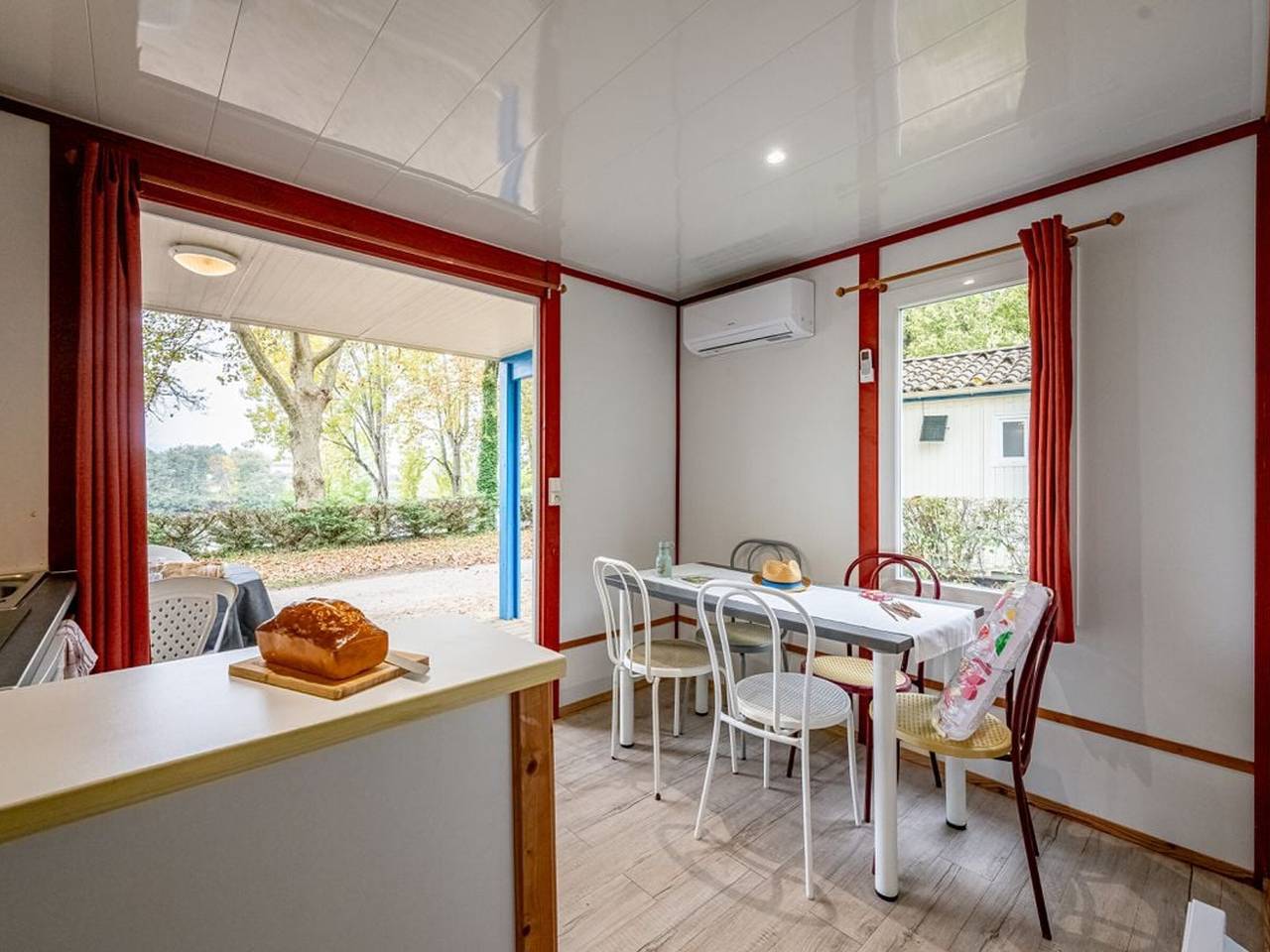 Chalet 3 Habitaciones con Terraza, 2 Dormitorios, 2 a 6 Personas in Badefols-sur-Dordogne, Périgord Pourpre