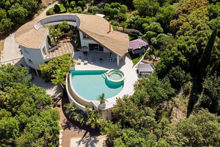 Location de vacances pour 10 personnes, avec Balcon ainsi que Jacuzzi et Jardin à Vailhauquès