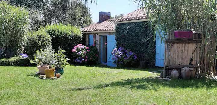 Gîte pour 2 personnes, avec piscine ainsi que jardin et vue à Maché - 3