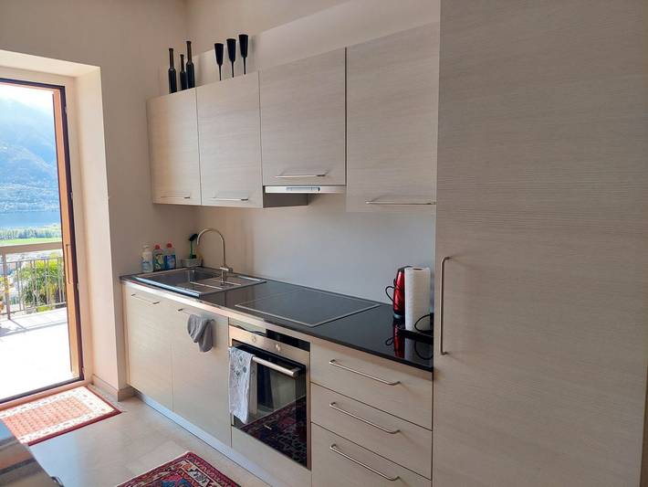 Ganze Wohnung, Charmante Wohnung im 1. Stock einer kleiner Residenz am Sonnenhang oberhalb Locarno. Panoramasicht auf See und Berge. in Monte Brè sopra Locarno, Locarno