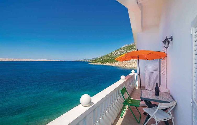 Apartament wakacyjny dla 4 osób, z balkon i ogród w Karlobag