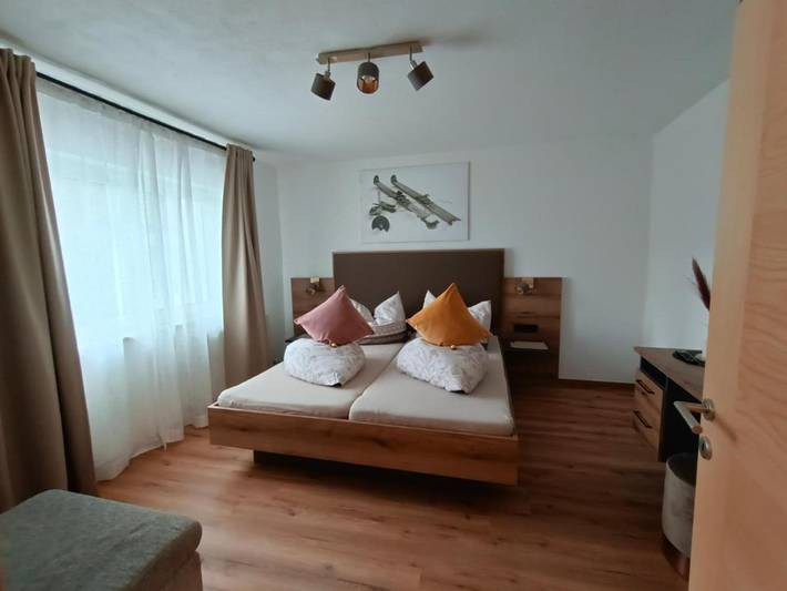 Ferienwohnung für 4 Personen, mit Terrasse und Ausblick in Pettneu
