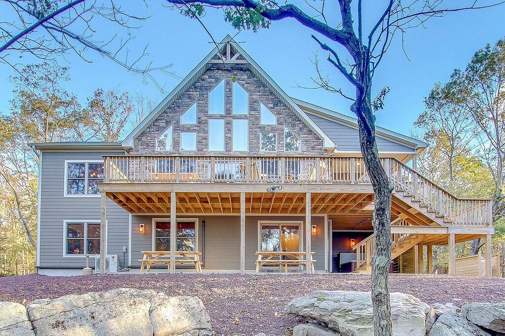 \"Summit\" hat gerade das ultimative Luxusferienhaus gebaut. Blick auf Big Boulder. in Hickory Run State Park