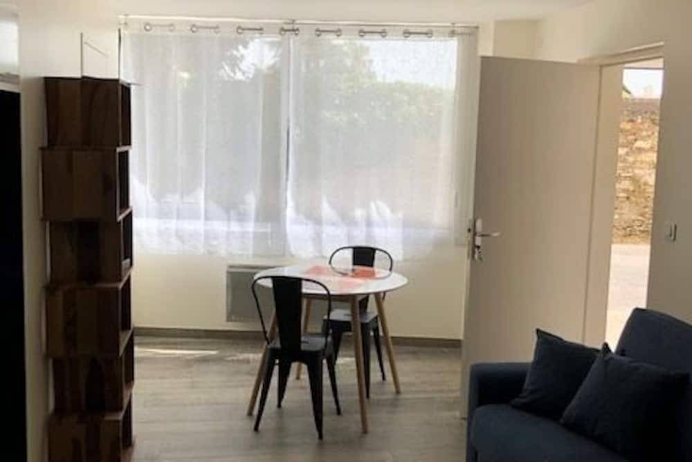 Ganze Wohnung, Place 28-Studio-Klassisch-Ensuite mit Bad-Strassenblick in Joué-sur-Erdre, Loire-Tal